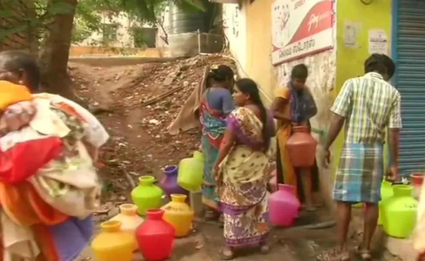 Women filling water jugs in Chennai